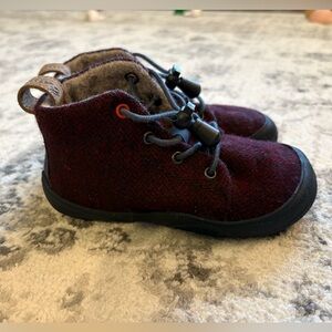Wildling Kids Atento Blackberry Shoes Like New 8.5